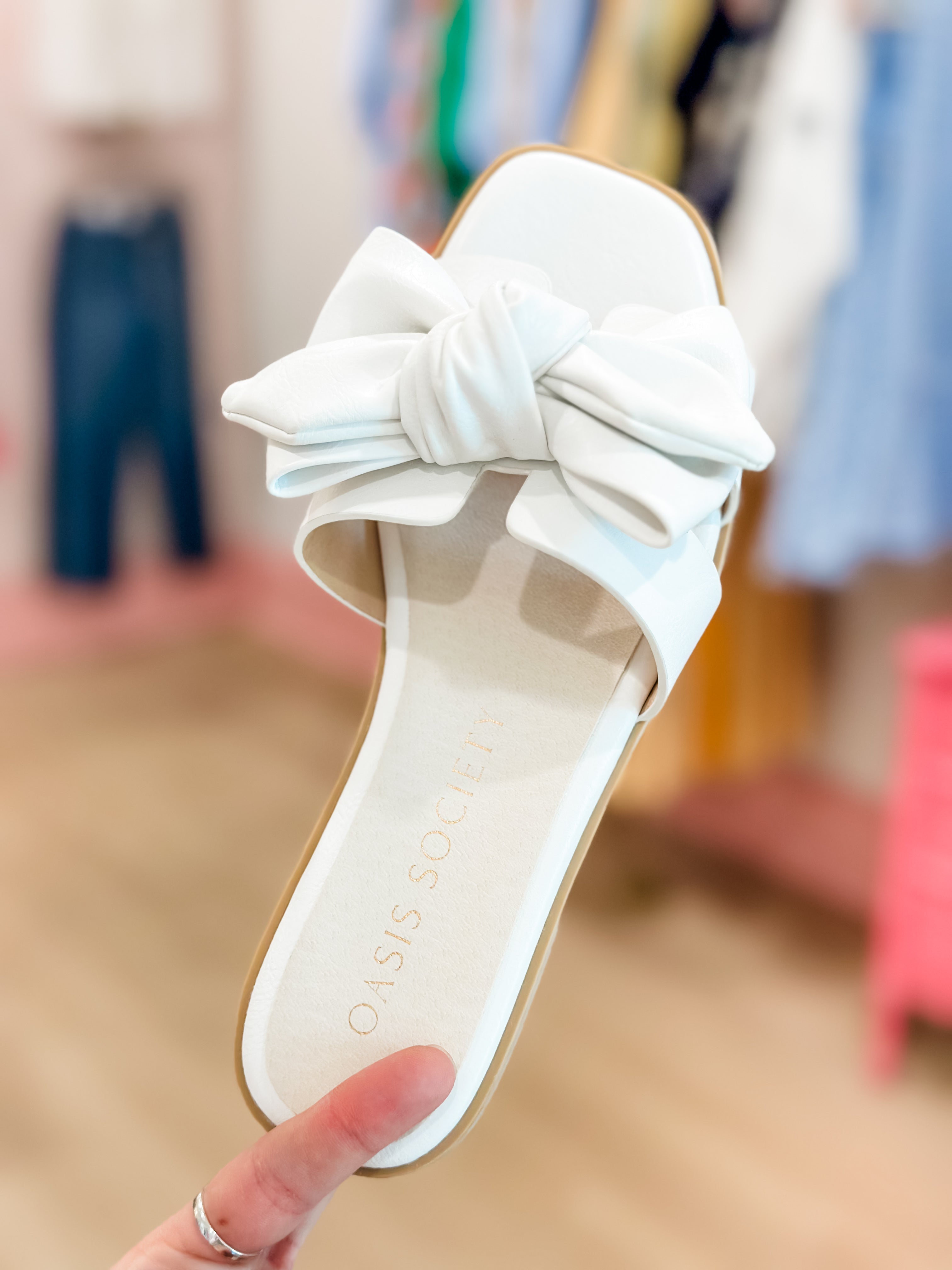 OASIS SOCIETY The Ginny- White Textured Bow Slide